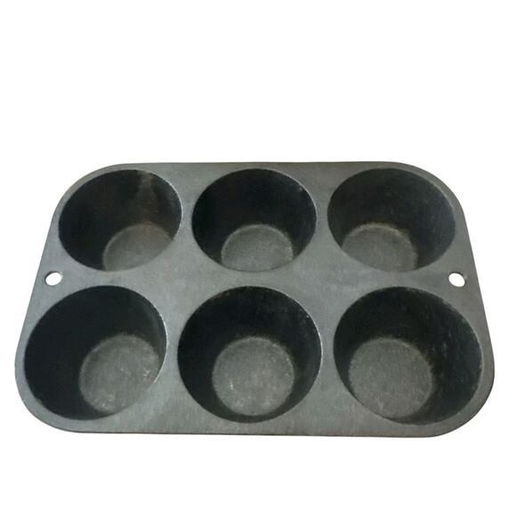 Vintage Lodge #5P2 Cast Iron 6 Cup Cornbread Muffin Pan 7.5in x 5.25in (7) - Picture 3 of 6